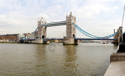 伦敦泰晤士河上的塔桥图片
