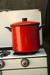 旧炊具上的单红锅图片