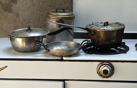 旧厨房炊具上的老背景图片