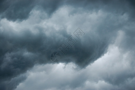乌云密布的深灰色天空图片
