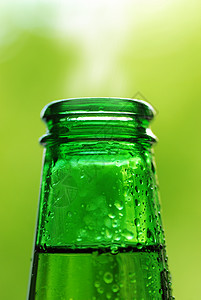 带水滴的绿色啤酒瓶在白色图片