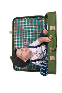 身戴帽子的男婴旅行小男孩坐在绿色格图片