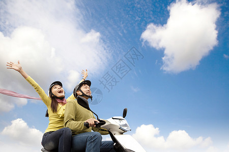 快乐的年轻情侣在摩托图片