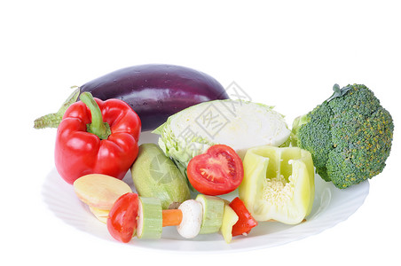 盘子里有很多生蔬菜图片