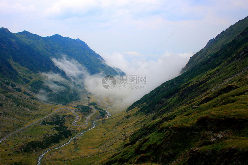 罗马尼亚风景中蜿蜒的山路图片