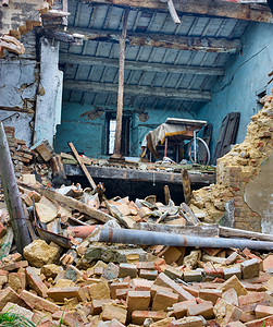 地震中毁坏的旧房屋不安全房图片