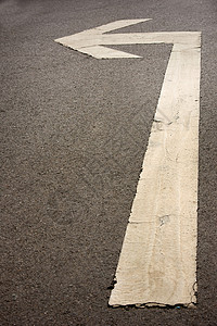 道路上的白色箭头指向左侧图片