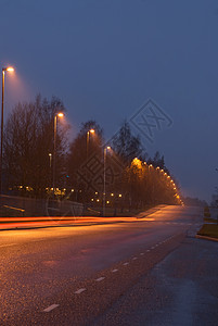 傍晚路边的一排琥珀色灯光图片