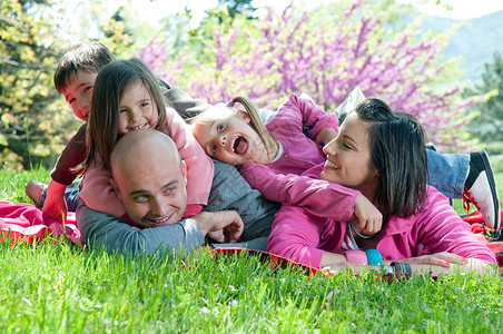 幸福的家庭微笑着在户外玩得开心图片