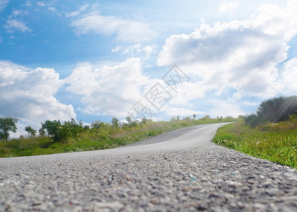 阳光明媚的夏日山路图片