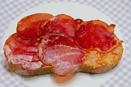 加泰罗尼亚式的番茄在一片面包上涂满油盐点图片