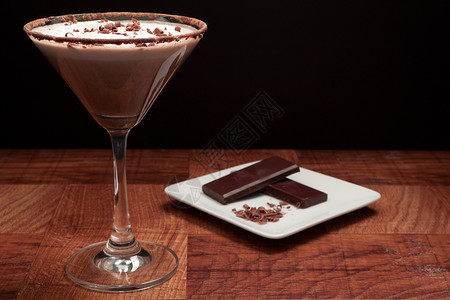 巧克力马提尼酒饰以巧克力动边缘和奶油上图片