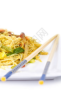 用筷子在盘子上的蔬菜和肉类亚洲面条图片