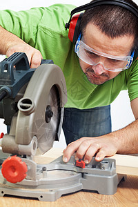 木匠或细木工使用电动工图片
