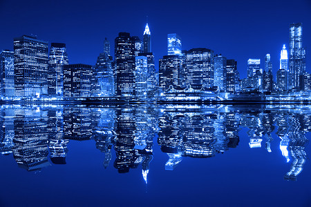 纽约市下曼哈顿夜深在水中反射图片