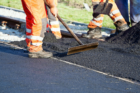 道路建设中的工人高清图片