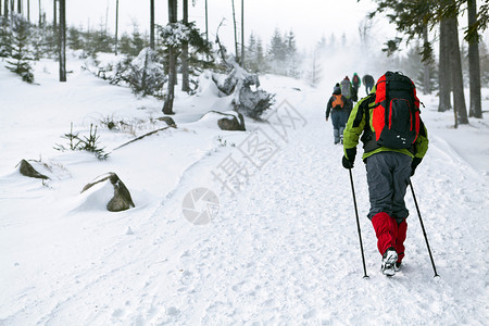 在山上的冬季徒步旅行图片