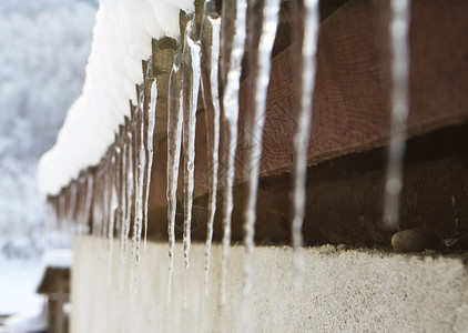 寒冷冬天屋顶边缘的冰柱图片
