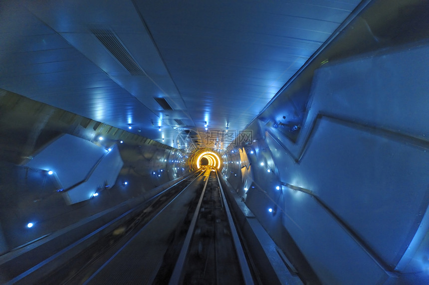 黄浦河下面的一条观光隧道图片