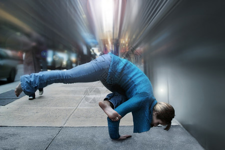 在街上做瑜伽姿势的女人图片