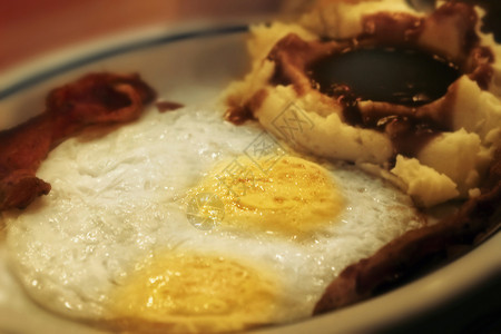 早餐一盘鸡蛋培根和土豆泥图片