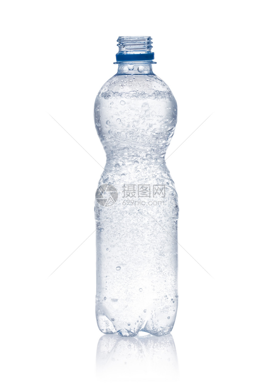 一瓶水在白色背景下被隔离图片