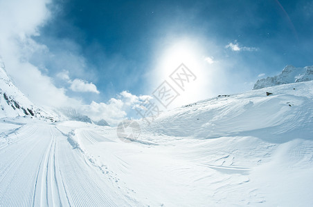 有滑雪道和大量积雪的冬季景观图片