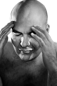一个秃头男子的美术黑白肖像双手放在脸图片