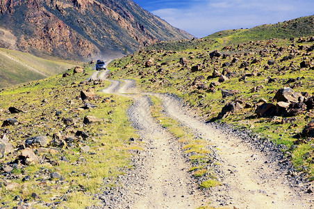 蒙古沙漠山路与汽车图片