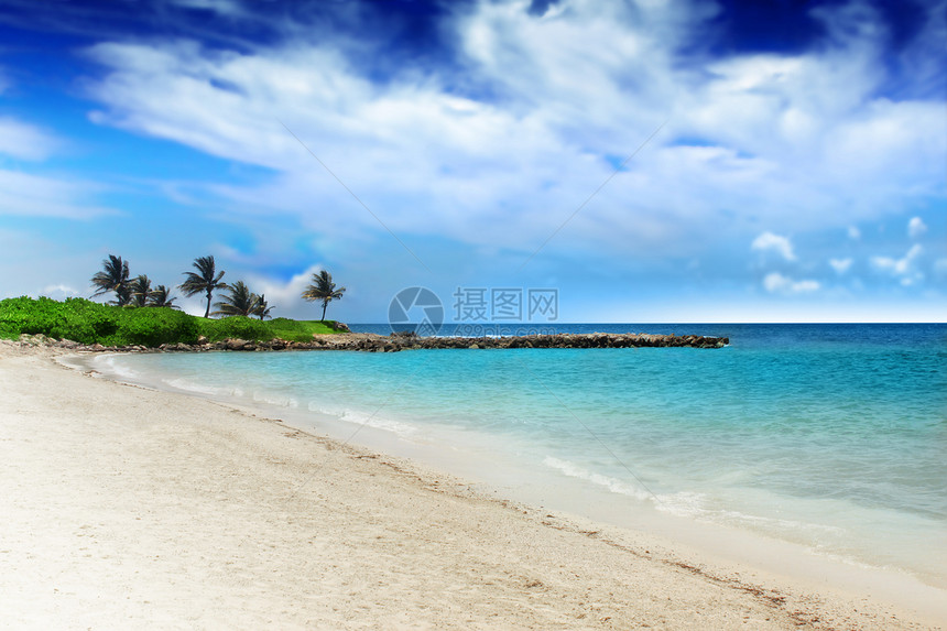 完美的热带海滩有白色沙滩清澈的绿水图片