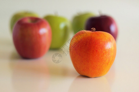 由不同彩色苹果组成背景图片