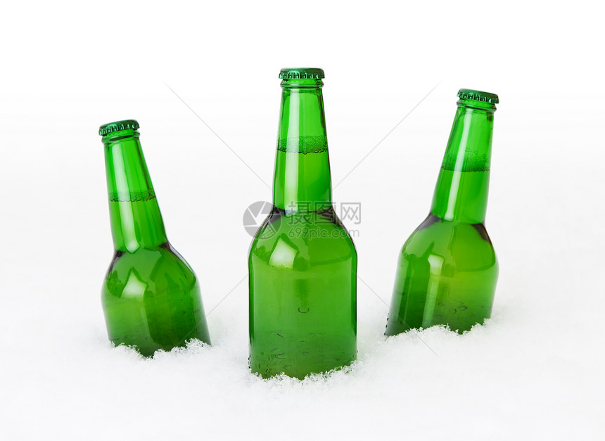 在雪地里的啤酒瓶在白色背景图片