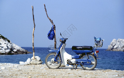 希腊海岸的摩托图片