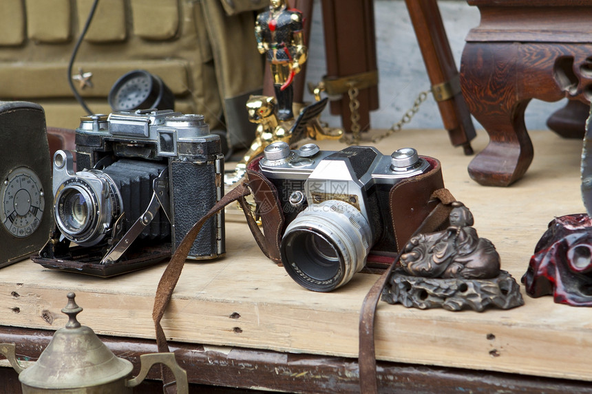 卖旧相机的市场图片