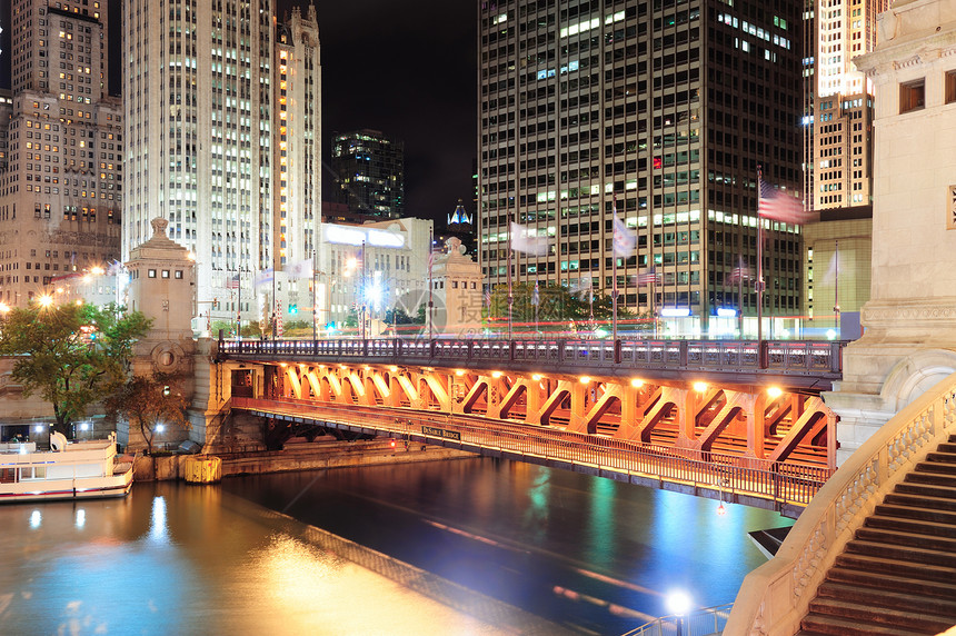 芝加哥河漫步与城市摩天大楼图片