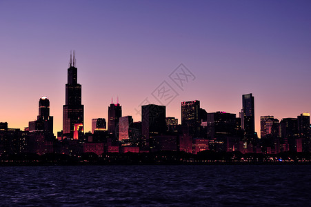 芝加哥城市黄昏时的天线全景光环绕着摩天大楼在密歇根湖上图片