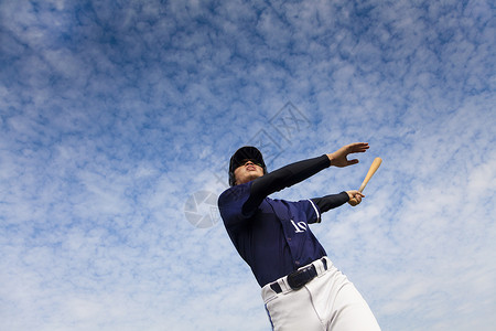 挥杆的年轻棒球运动员图片