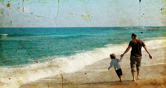 父亲和儿子一起在海滩上玩耍照片以古老的图片