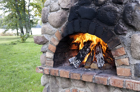 固定式烧烤壁炉夏日燃烧木材图片