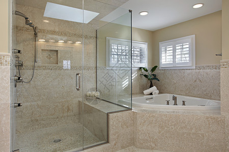 带大玻璃淋浴间的现代主浴室图片