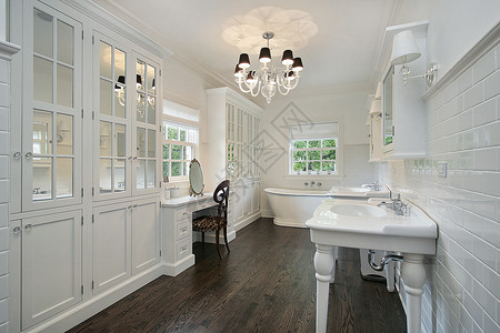 白色主浴室深色木地板图片