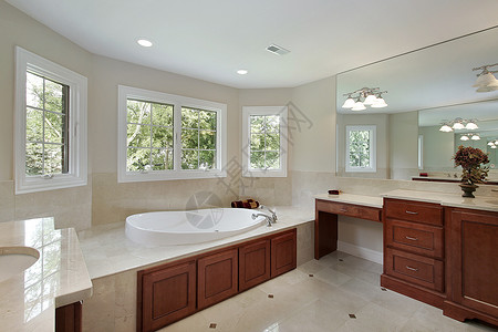 带木橱柜的新建住宅主浴室图片