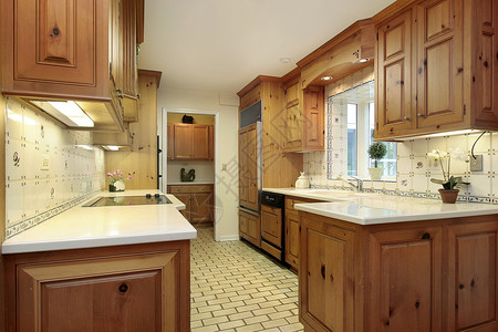 带木橱柜和冰箱的乡村厨房图片