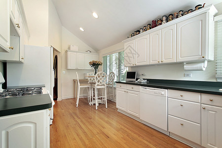 郊区住宅的白色厨房带用餐区图片