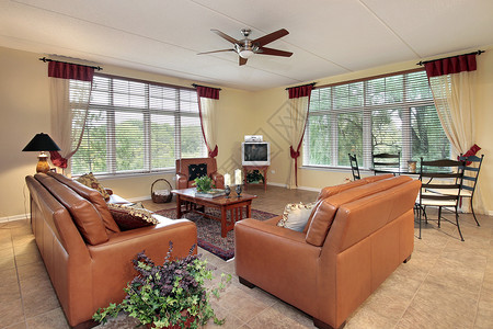 郊区住宅的家庭房配有橙色沙发图片
