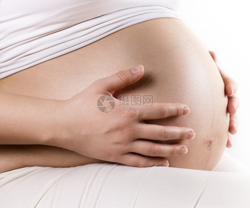 孕妇抚摸她的腹部图片