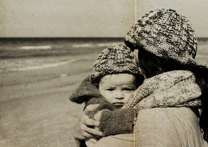 母亲带着孩子在沙滩上图片