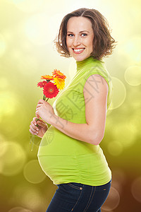 微笑的怀孕妇女画像带着明图片
