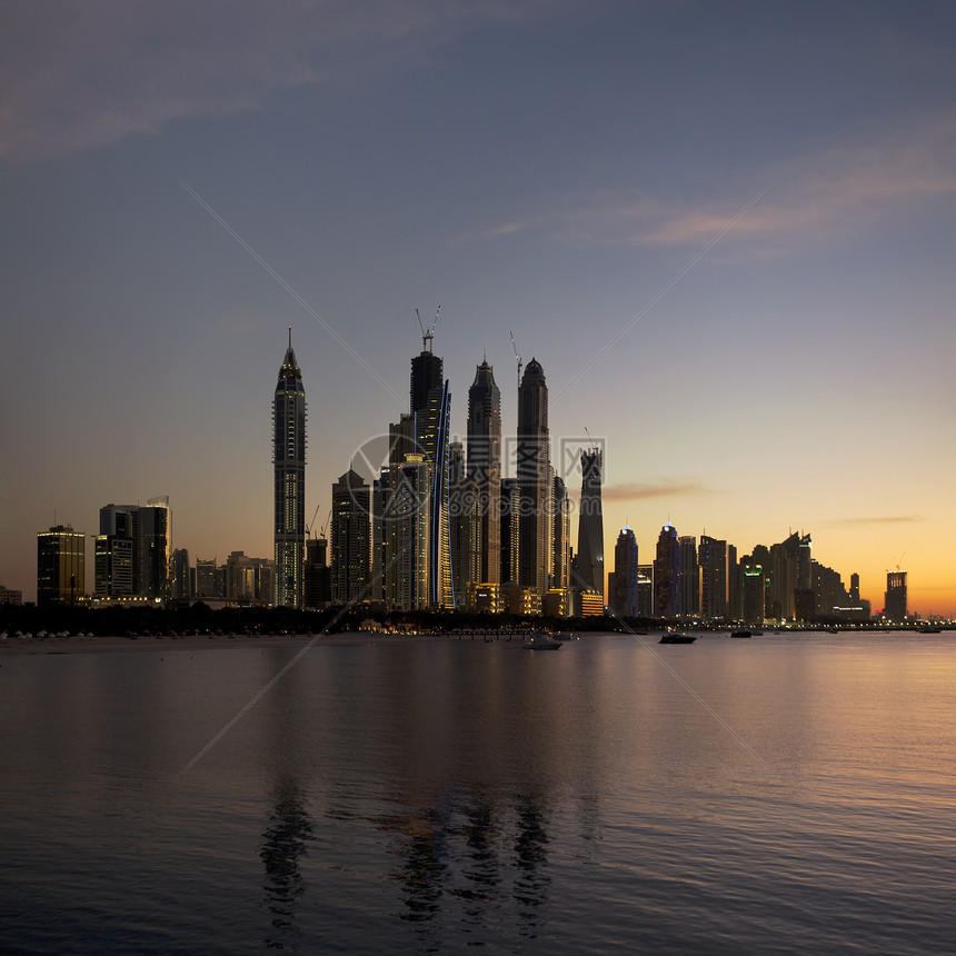 阿联酋日落时在迪拜Marina的现代图片