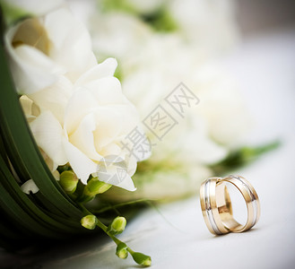 婚礼花束和戒指图片
